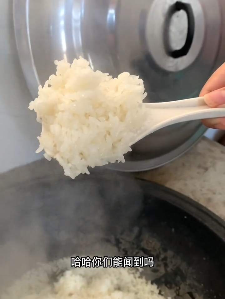 农村大锅饭你吃过吗?用大铁锅焖煮出来的米饭满屋飘香,好想吃