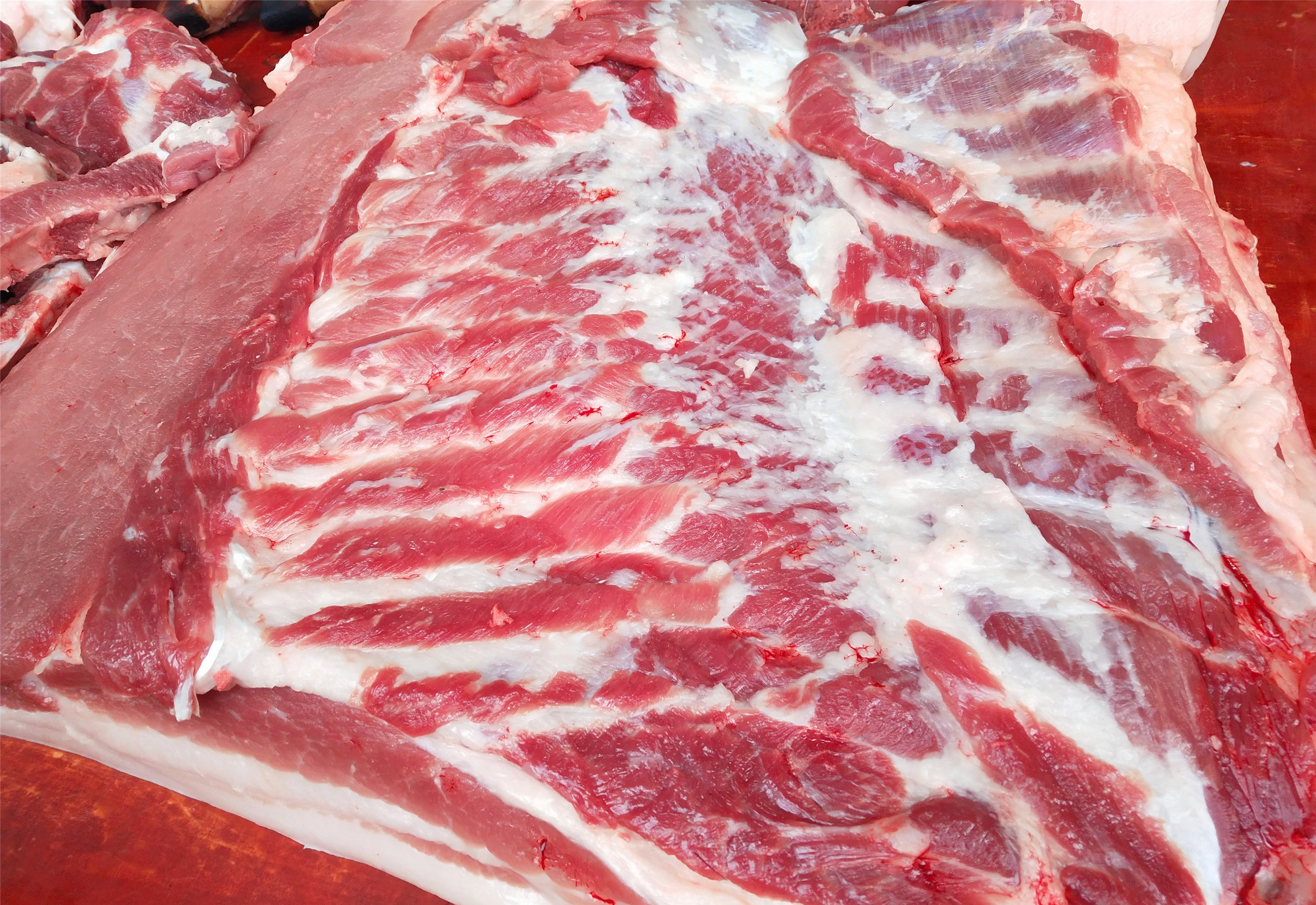 买猪肉时,别只会挑肥瘦了!牢记“3买3不买”,包你买到新鲜猪肉