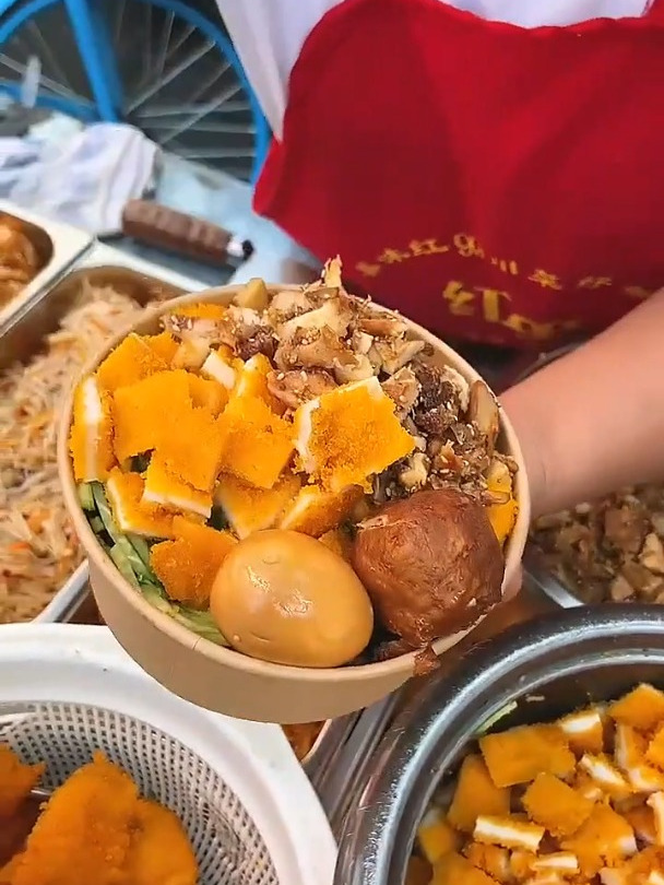 偶遇街头烤肉拌饭,有肉有蛋居分量真的好感人!