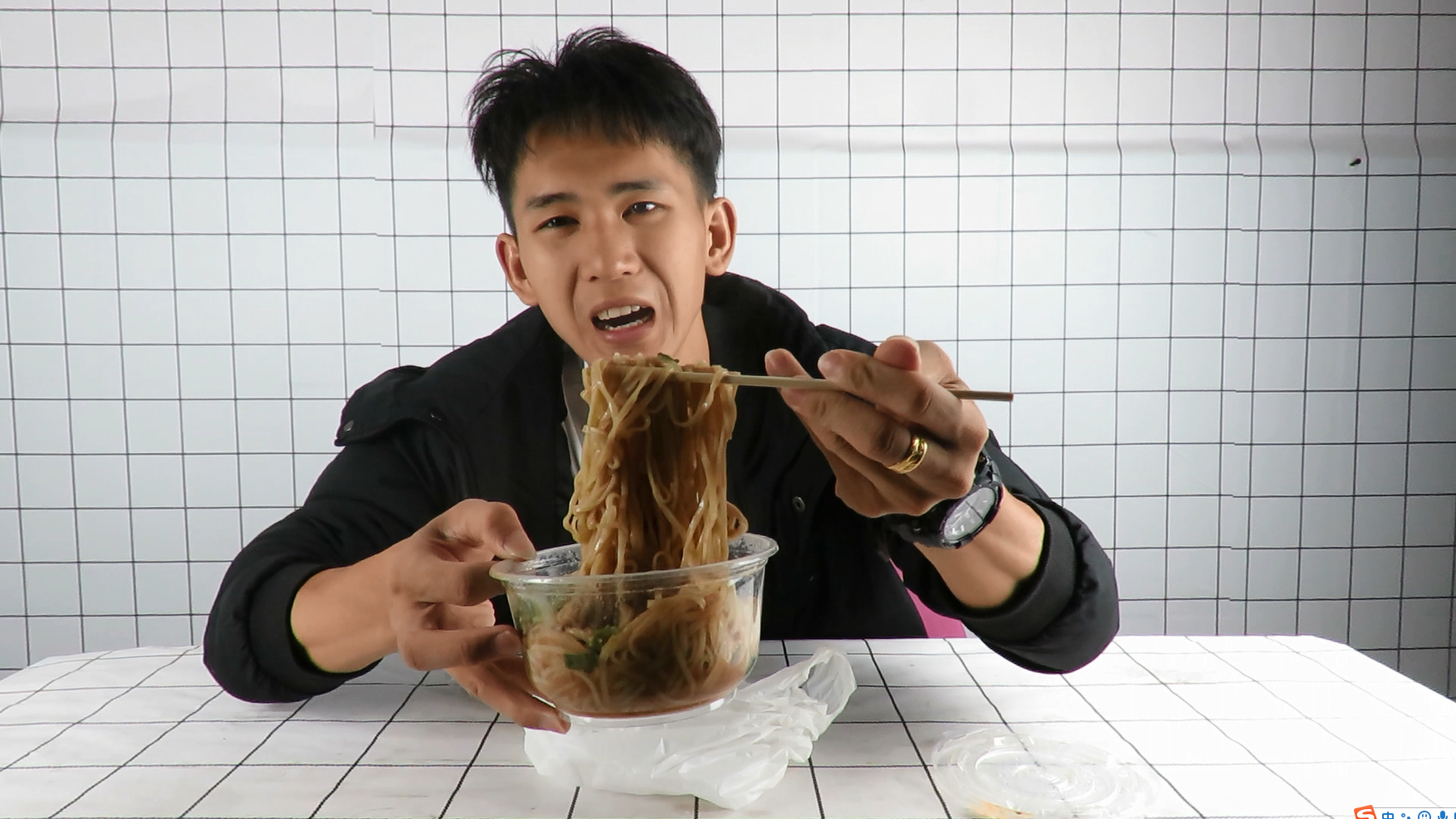 深夜美食,5沙县小吃拌面就是少了一点辣椒 #寻找美食家# 