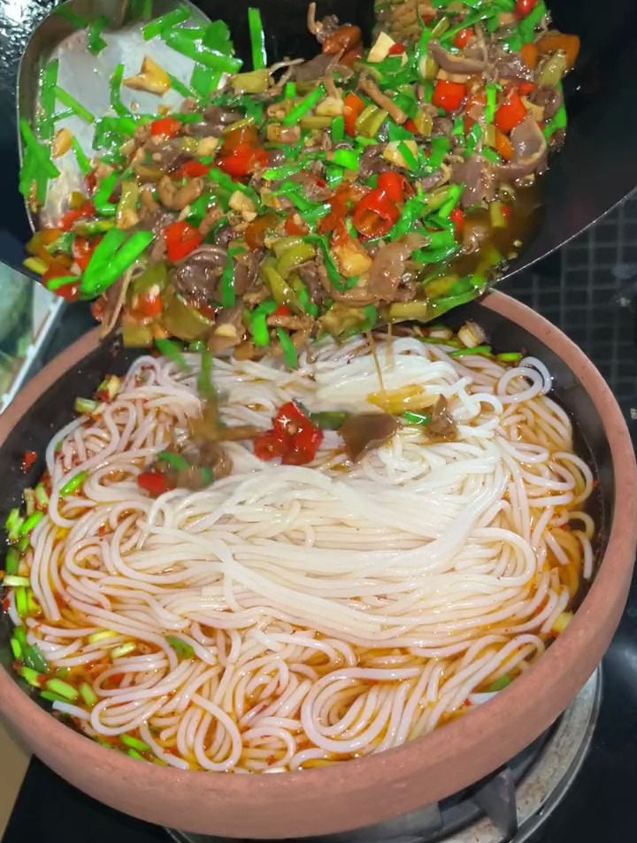 天热不想吃饭?跟我一起做一碗酸酸辣辣的鸡杂粉吧