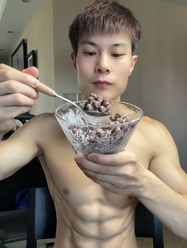 美味健身餐 低脂30克早餐就饱了,直接吃泡牛奶酸奶都很好吃