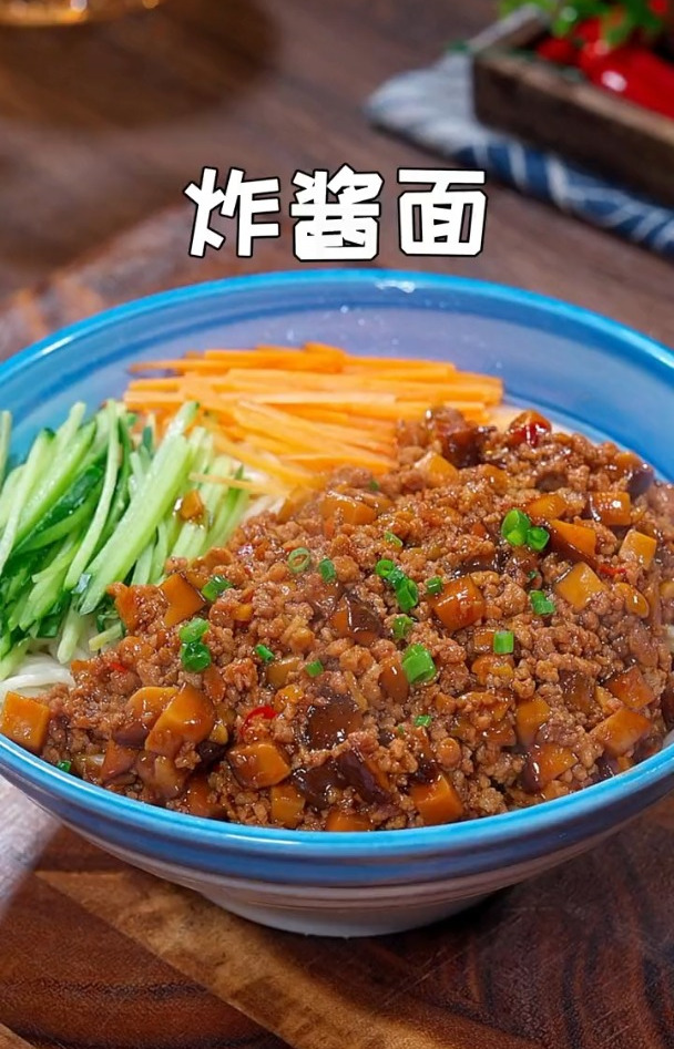 夏天必吃的美食炸酱面,一个夏天都吃不腻,肉酱你就像我这样做