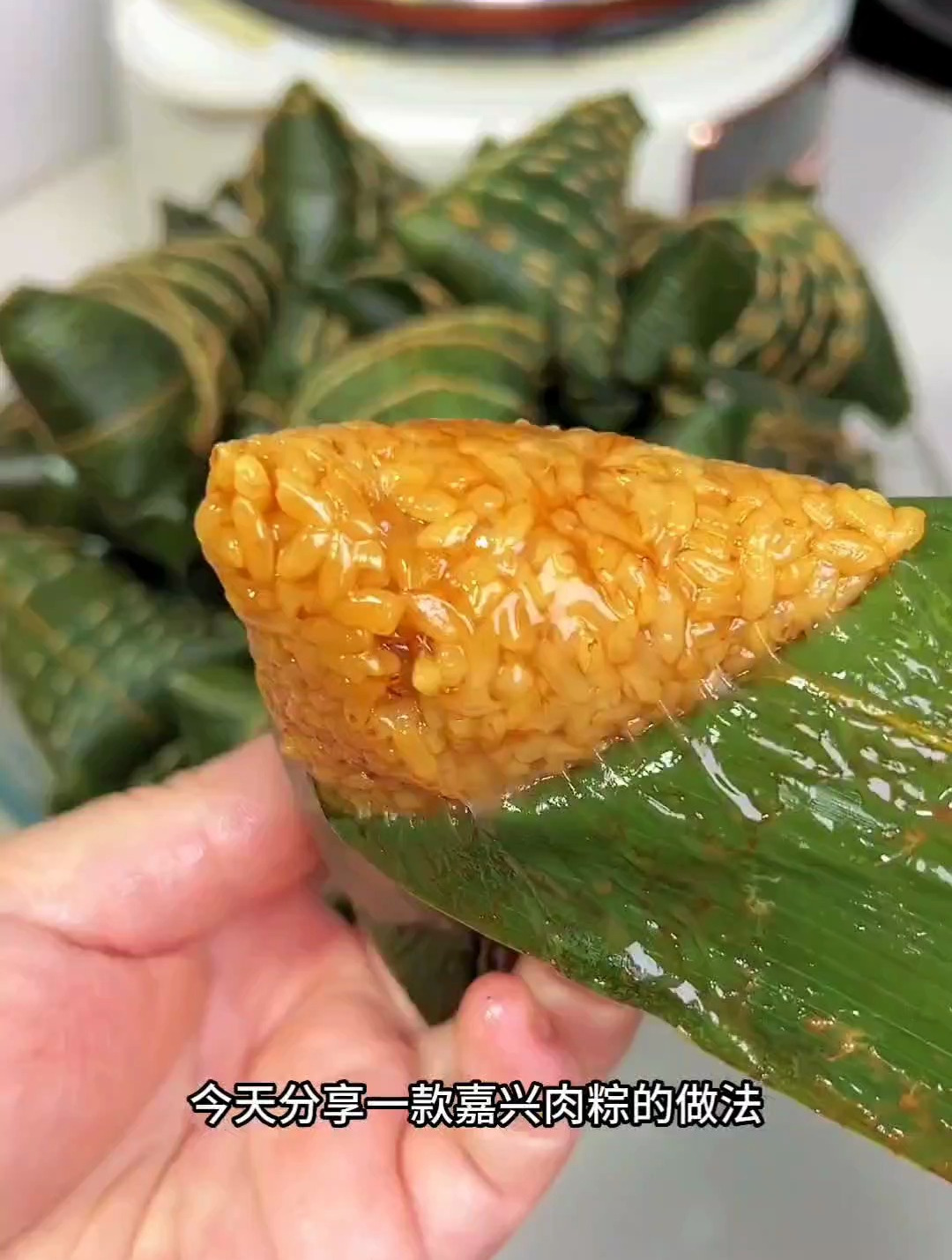 今天给大家分享一款肉粽的做法,新手也能一次成功,记得点赞收藏