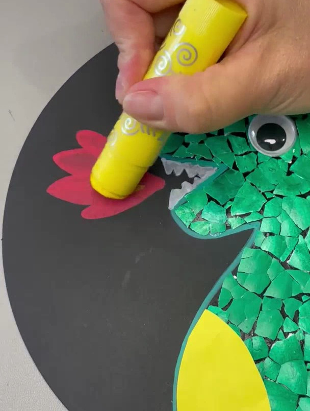 鸡蛋壳不要扔,做一个简单可爱的小恐龙喷火创意画