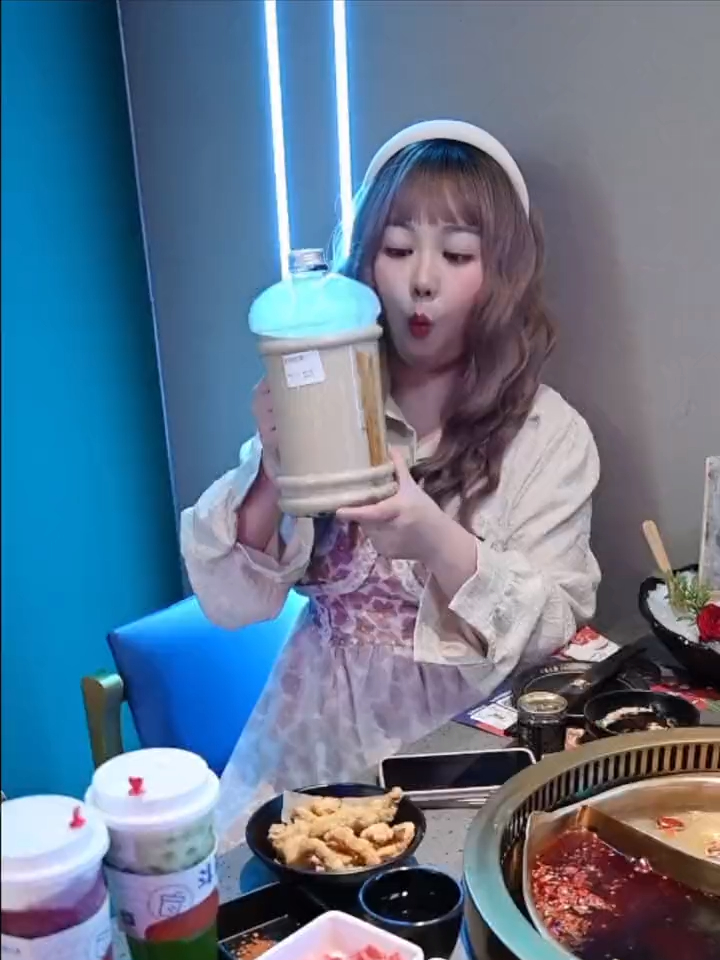 我居然在baby的火锅店实现了奶茶!这一大桶2L的奶茶