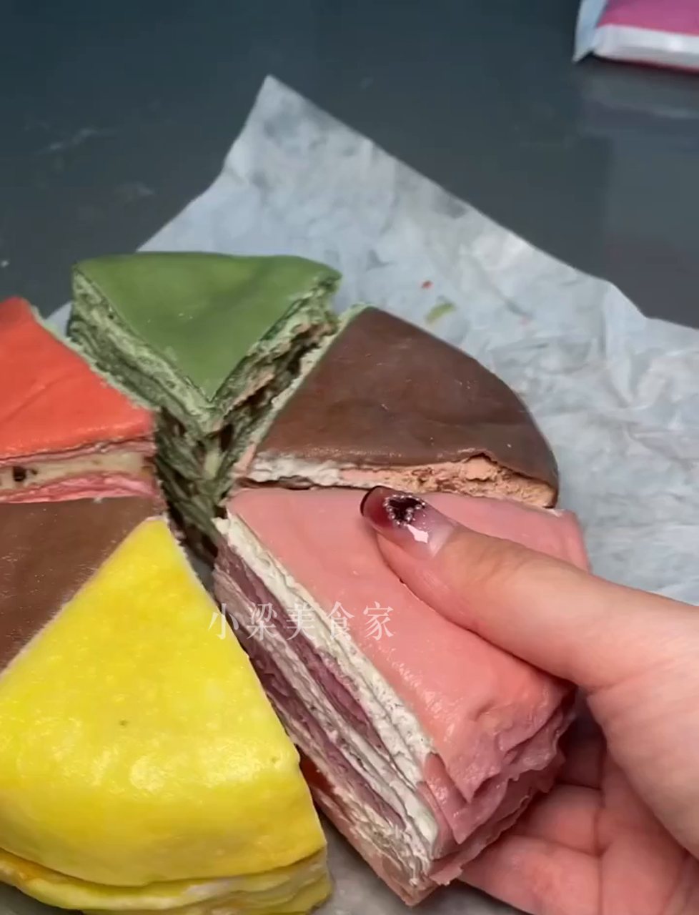 尝遍六种口味的千层蛋糕,超满足!快点塞我嘴里!
