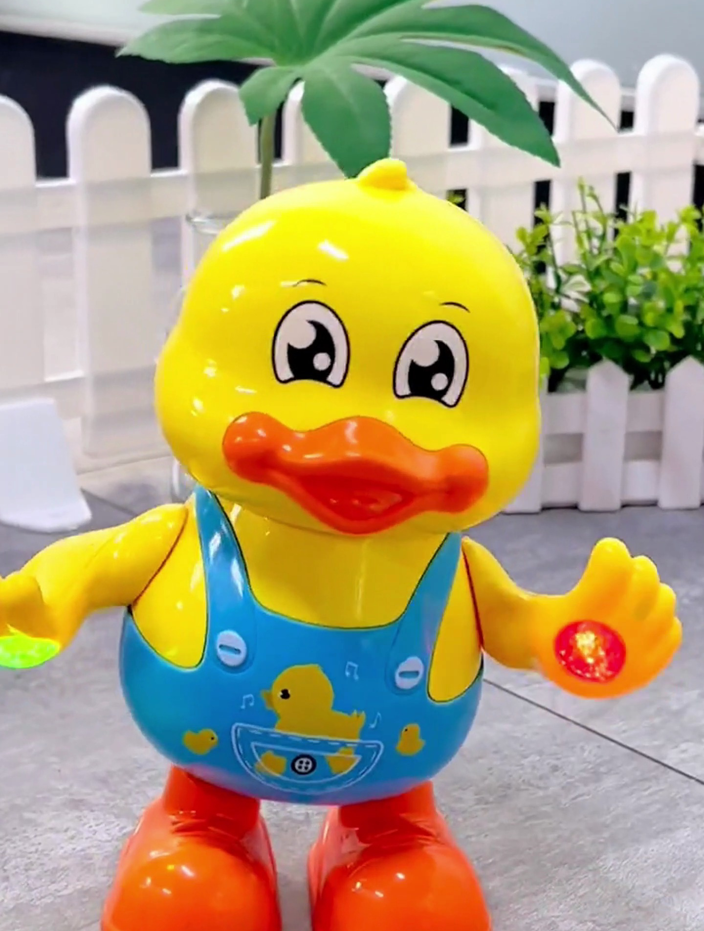 快来看看鸭子是怎么走路的呢,让我们一起来欣赏一下这个舞蹈吧