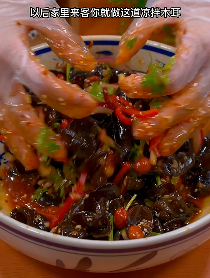 家常版的凉拌木耳,爽脆可口,多吃还不长肉