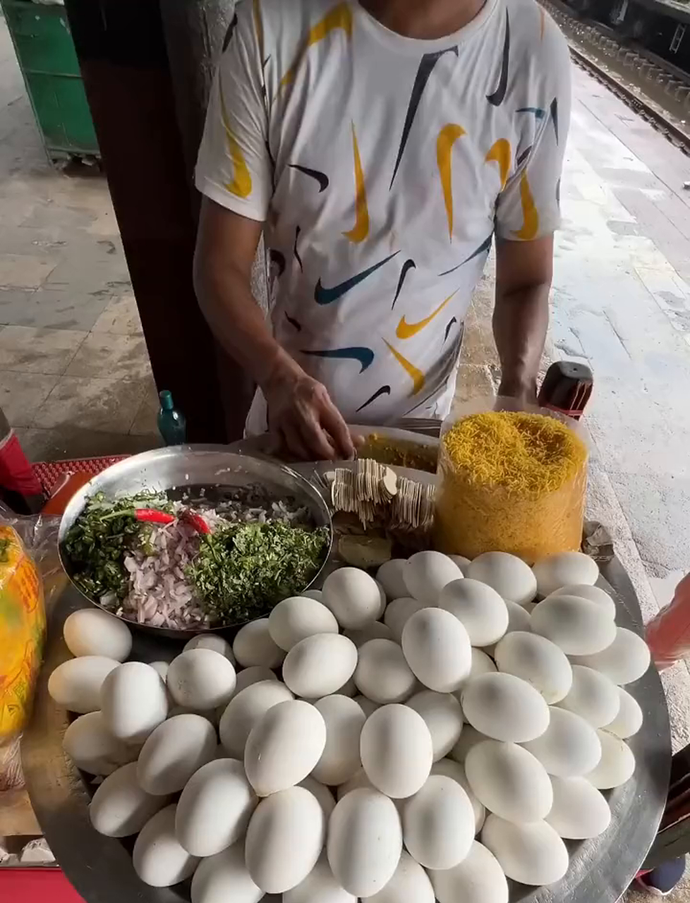 加尔各答街边小摊儿现做的鸡蛋鹰嘴豆凉拌菜
