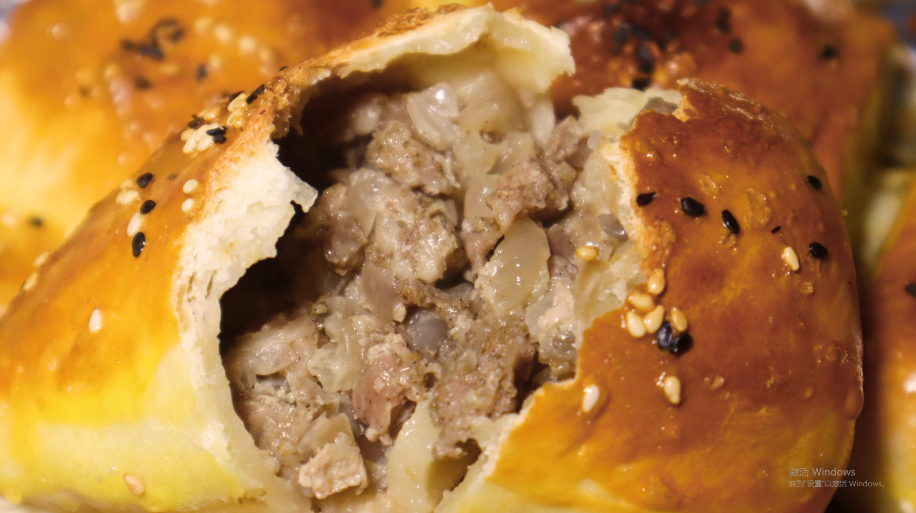 新疆特色羊肉烤包子，外脆里嫩，鲜嫩多汁，咬上一口太香了！