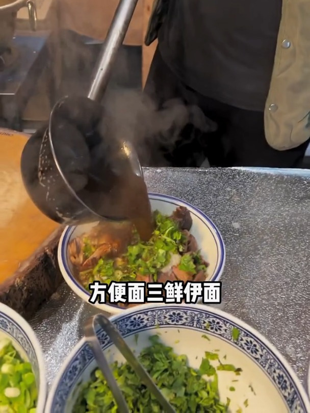 花51吃一份加了三鲜伊面的老北京卤煮……