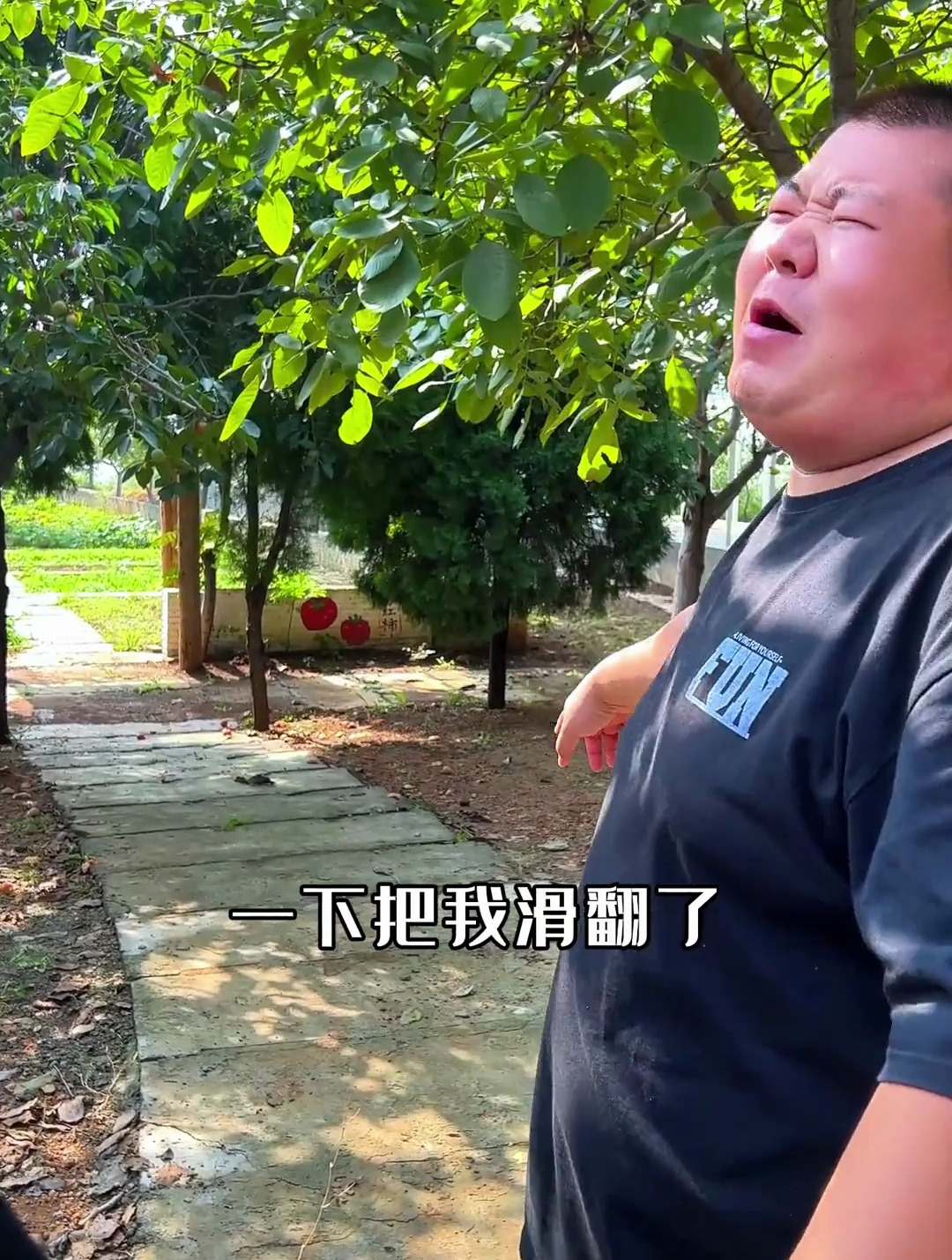 三哥不小心滑倒腿摔伤了,胖妹做剁椒鱼头安慰三哥幼小的心灵