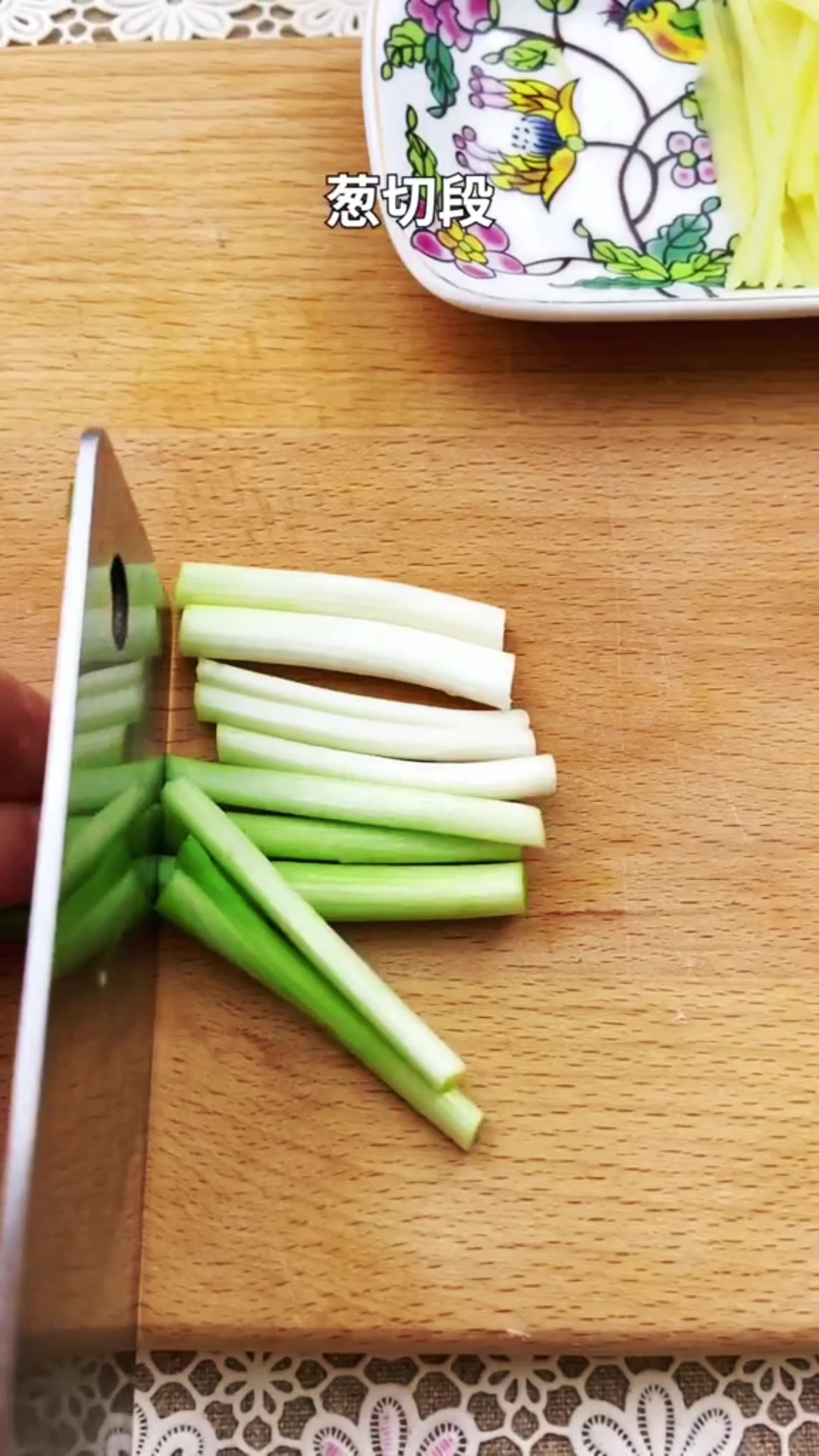 豆腐萝卜丝煮大虾,大虾豆腐鲜嫩,汤汁非常鲜美,而且还有营养