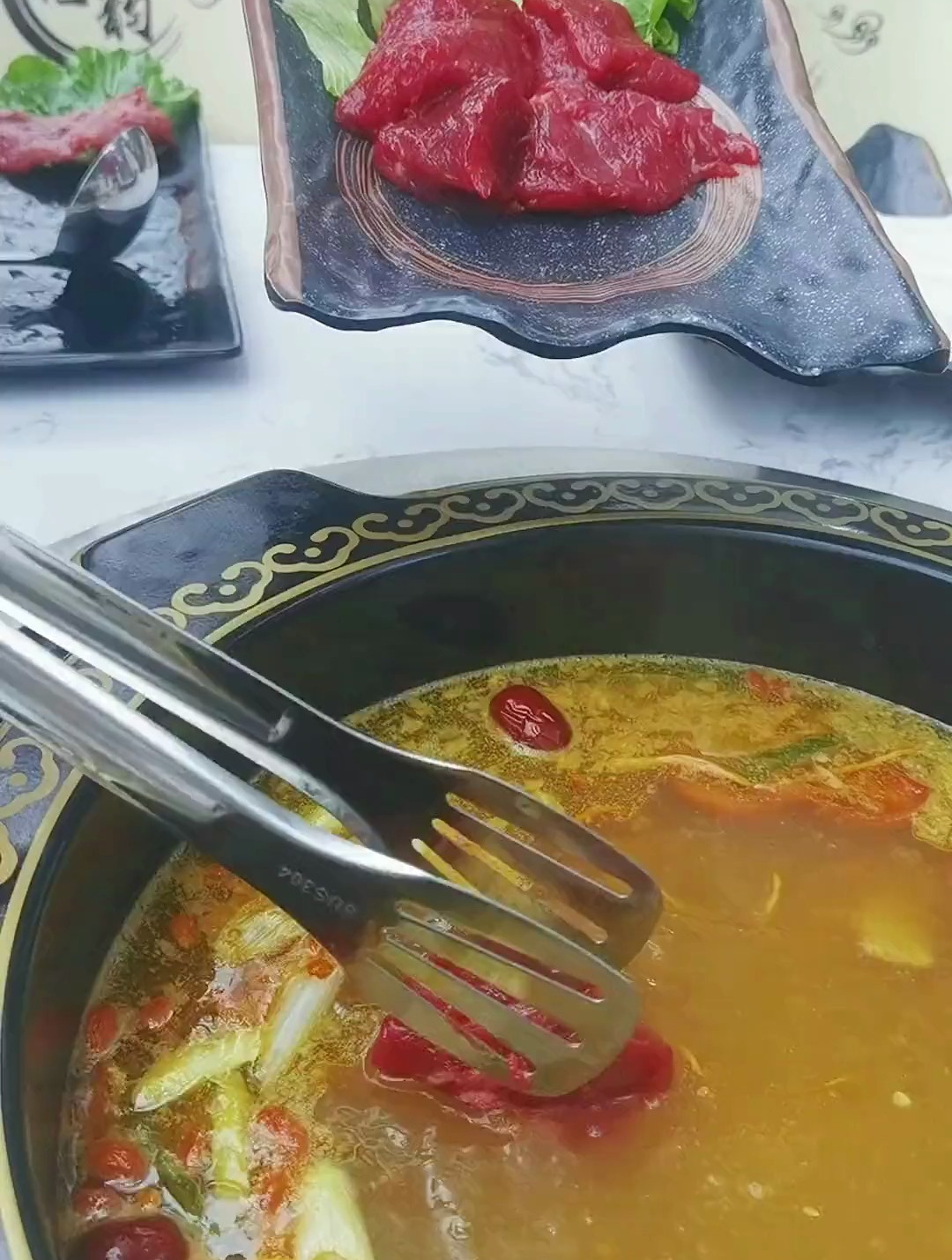 99够3个人舒舒服服的整一锅牛肉菌汤还可以吃烤牛排