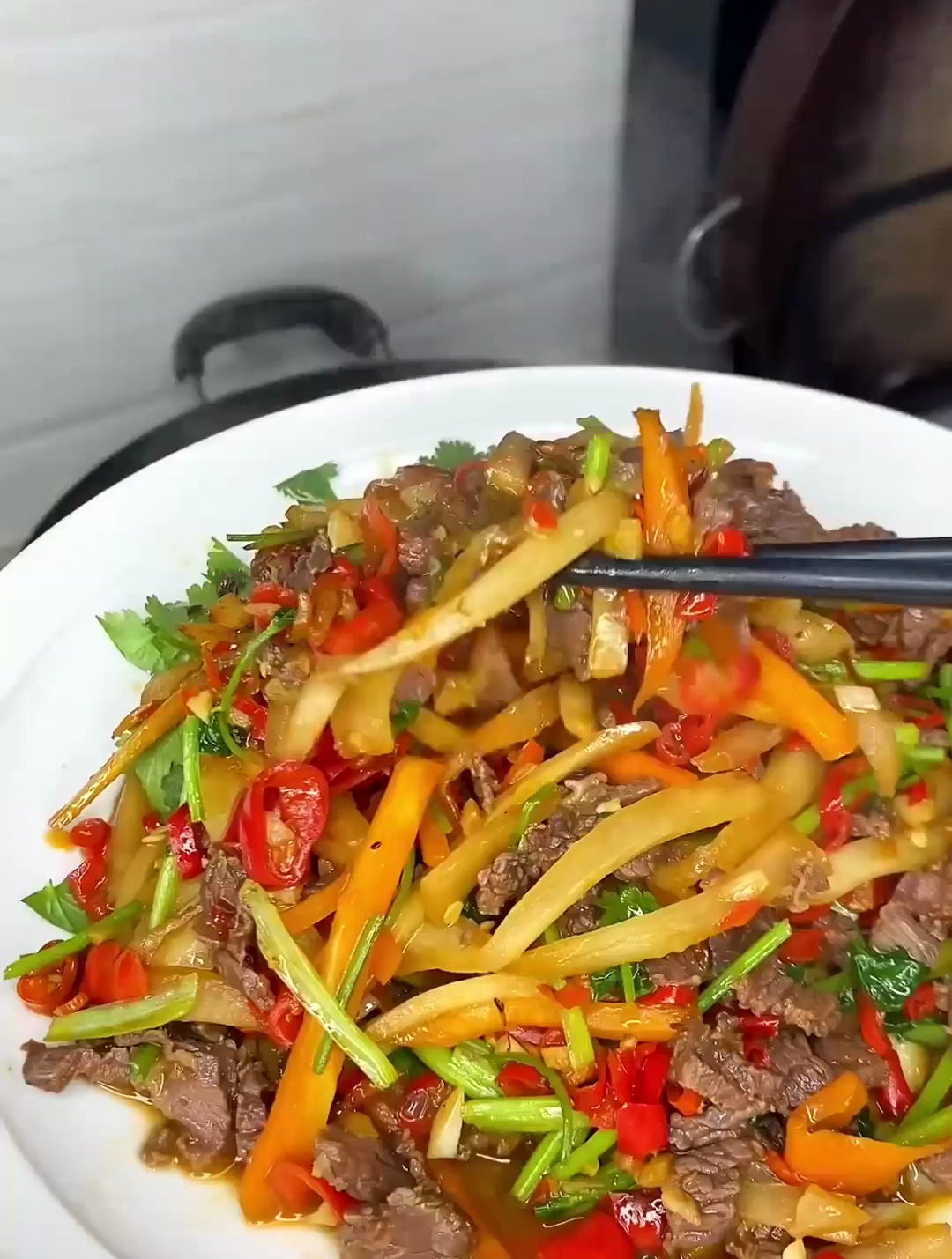 酸萝卜炒牛肉来了,谁懂啊,到后面恨不得把盘子啃了