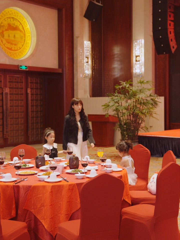 没有爸妈的野孩子,怎么会出现在高档酒店?