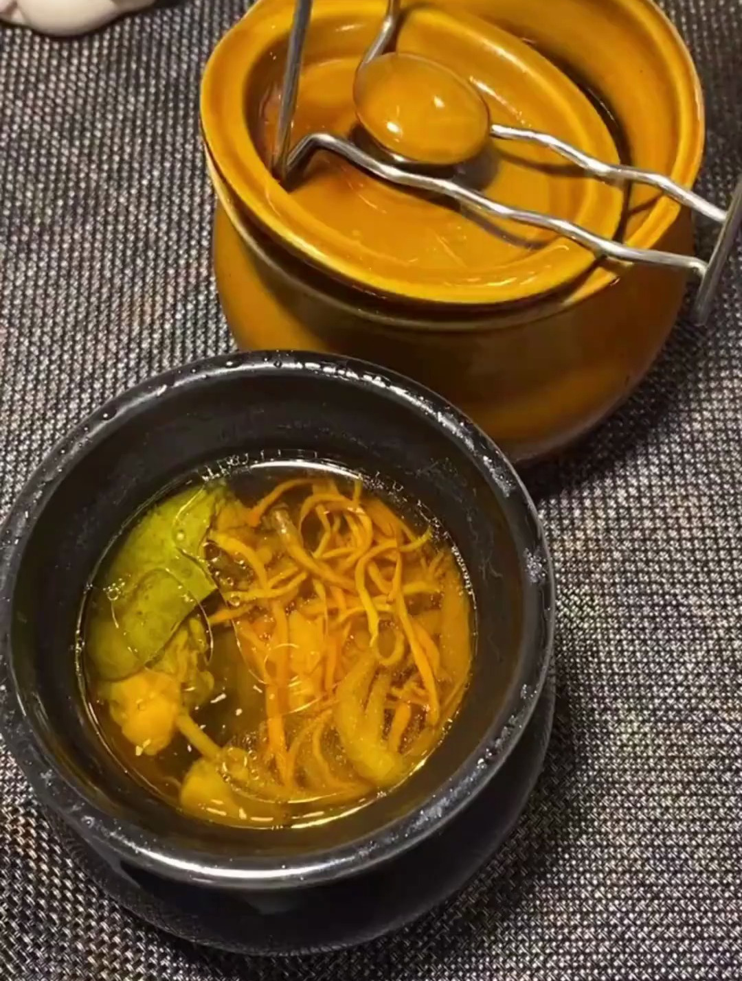 给家人炖虫草花板栗土鸡汤,营养又美味!