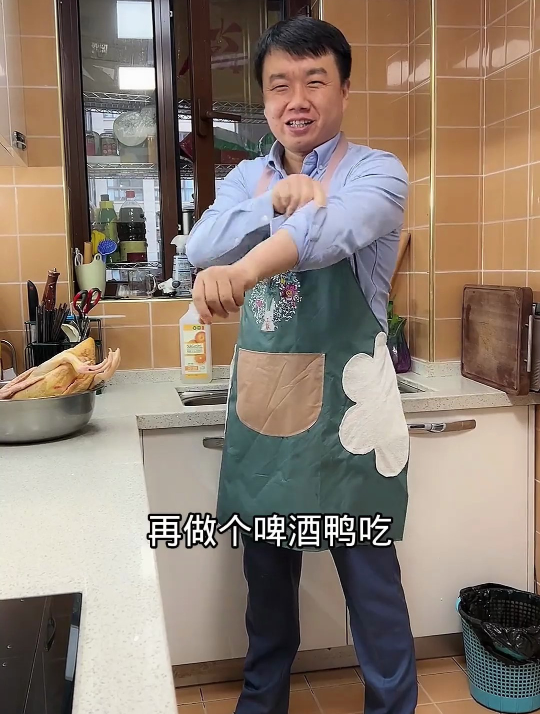 老公下班回家买了只红嘴鸭,做个啤酒鸭吃,还做了酸菜鱼,太好吃