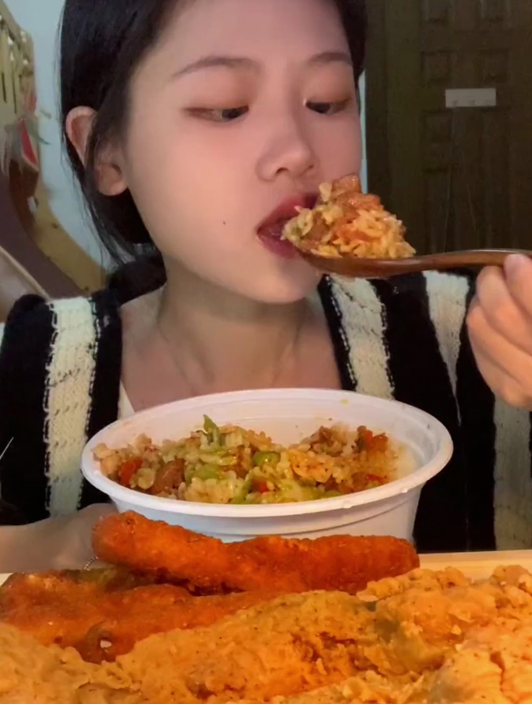 小炒黄牛肉擂椒盖饭和炸全翅吃不吃呀?