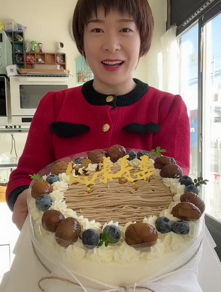 栗子蛋糕好吃,就是栗子酱不好做,太费胳膊了