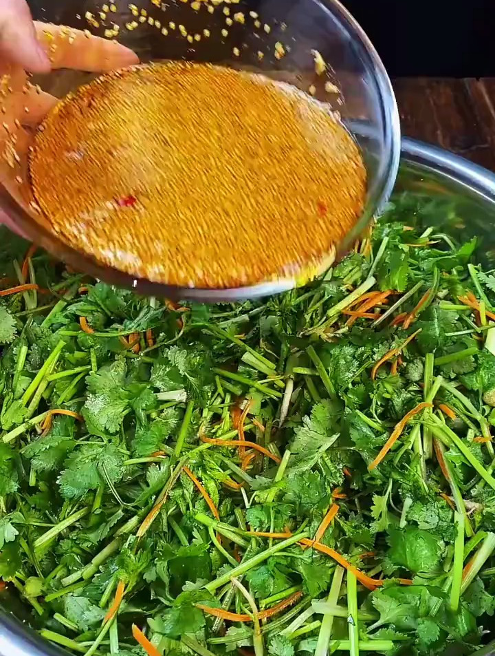 秋天的香菜,像我这样腌制好吃,而且冰箱冷藏保存,能吃一冬天