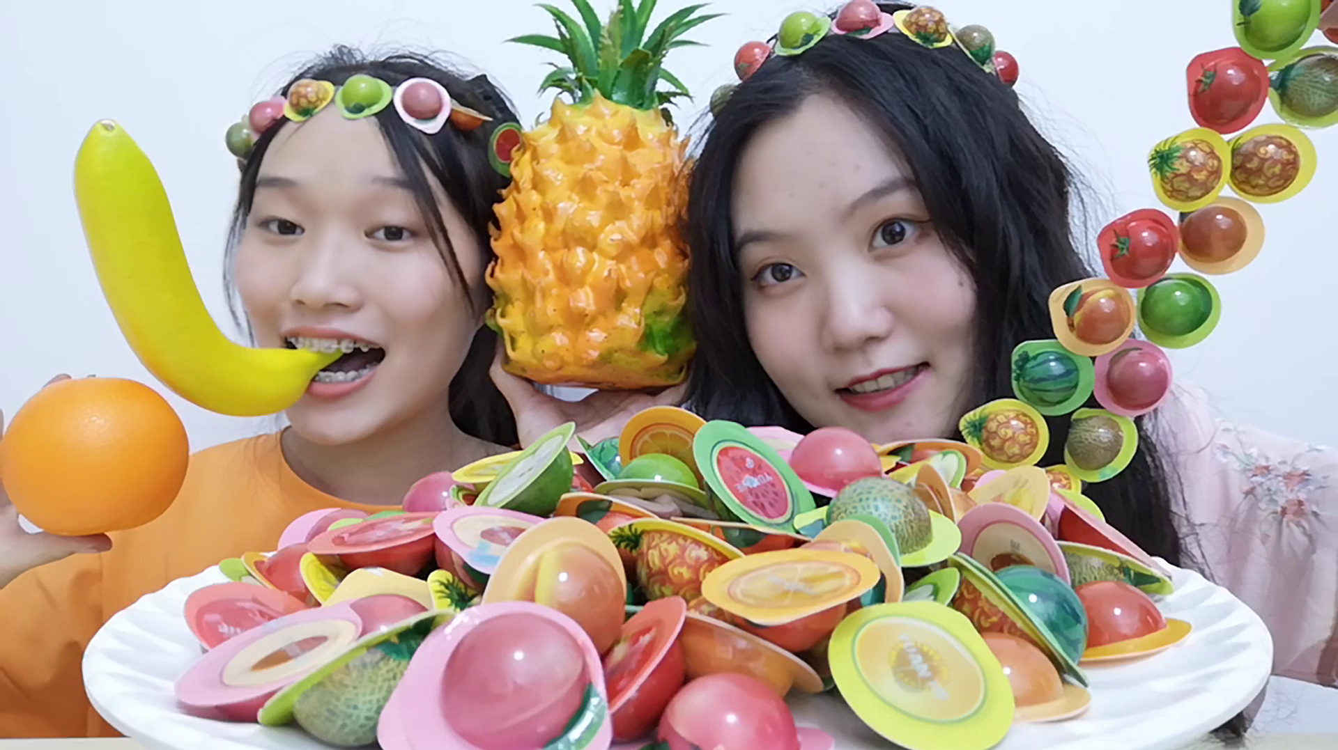 俩妹子测评“微型水果巧克力饼干”,蜜瓜菠萝口味多,酥脆香醇甜