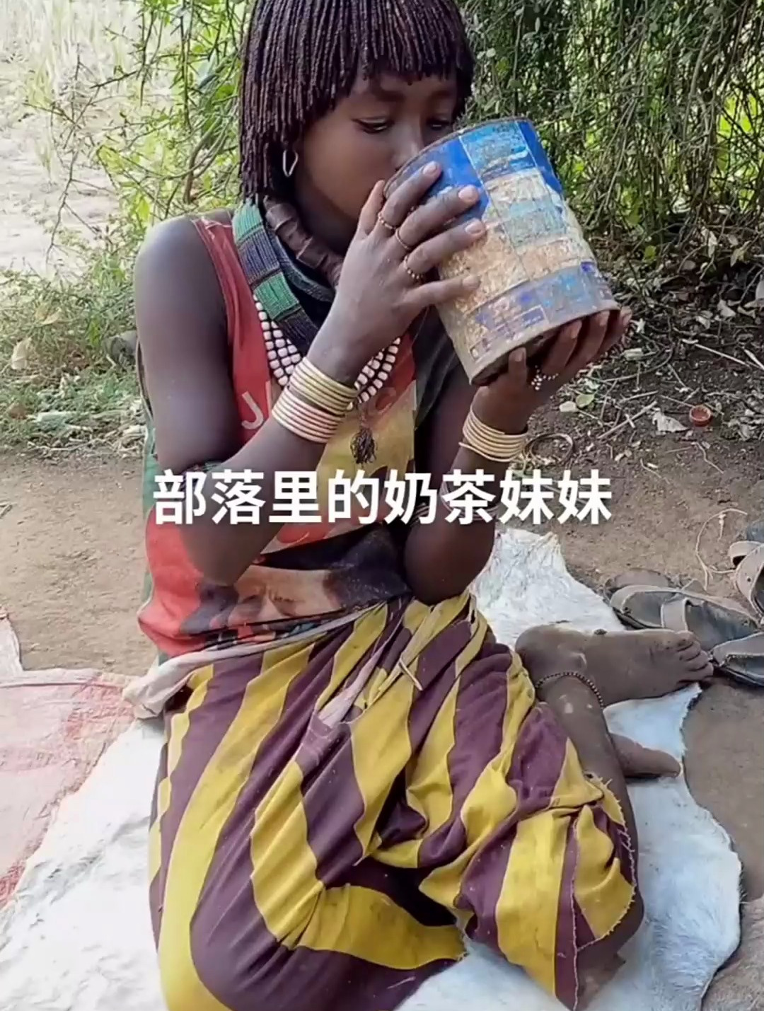 这个女孩儿号称奶茶妹妹,他现在在喝自酿的奶茶,味道非常的鲜美