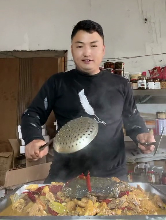 不是野生动物,养殖可食用甲鱼,食物都已吃完,请勿模仿
