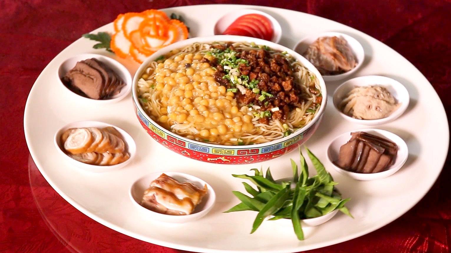 #千城早餐# 叙永豆汤面,味美悠长营养丰富,面汤是那样鲜活水灵,黄澄澄的颜色点缀几颗碧绿的