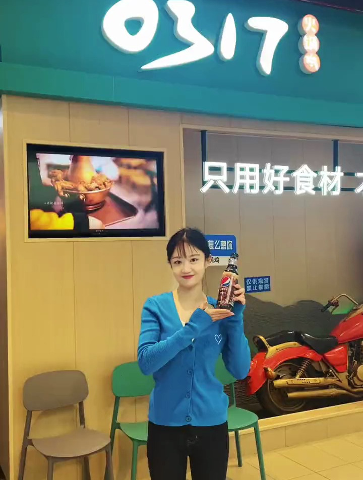 冬天和家人朋友约饭,一锅热气腾腾的火锅鸡,配百事无糖生可乐