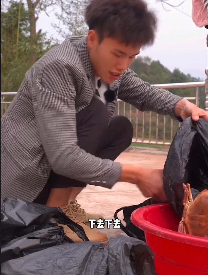 今天老爸过生日，买了点海鲜，没想到老婆做的粉丝蒸面包蟹