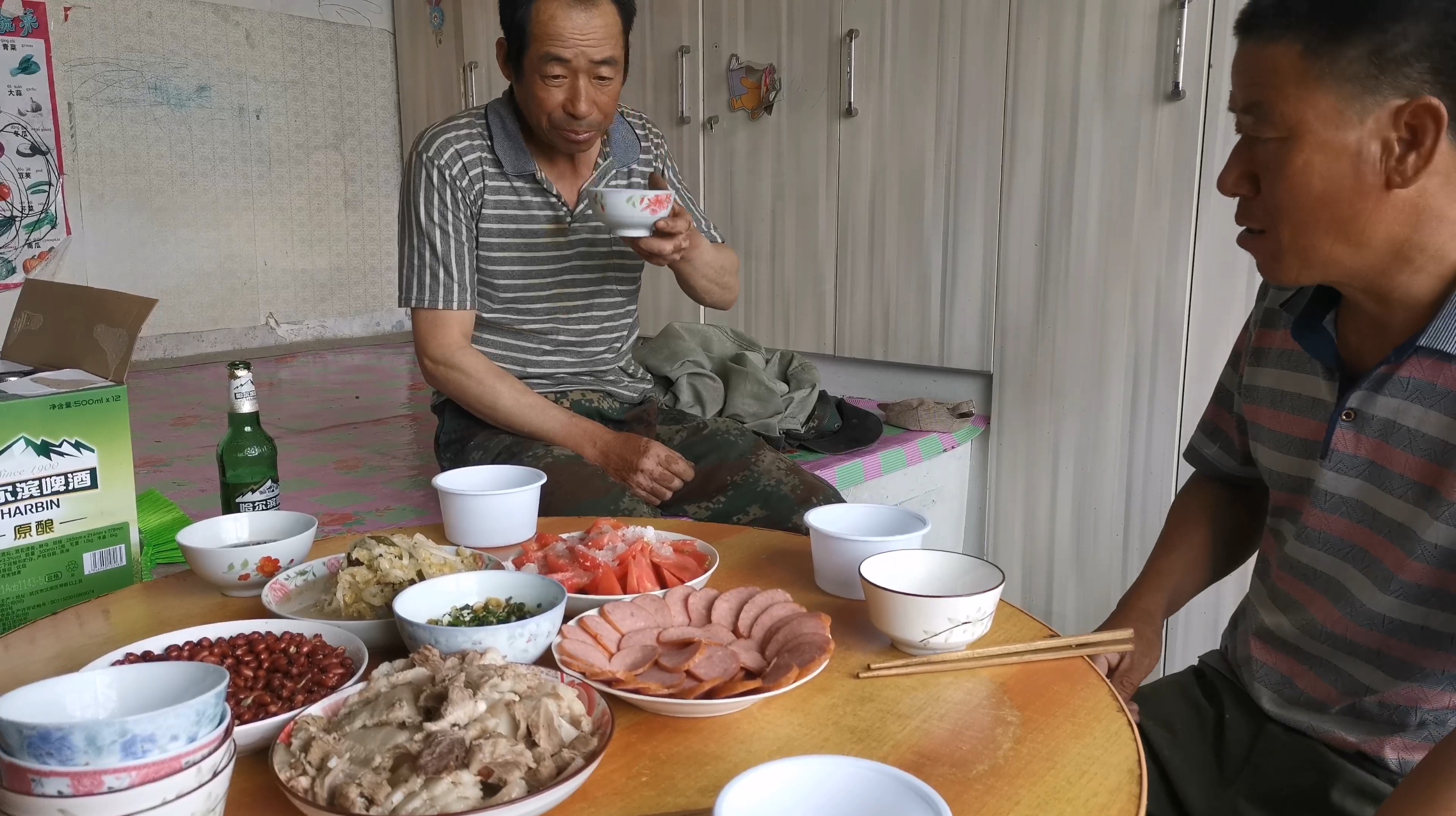 东北农村人都热心肠,帮忙干活烀4斤猪肉当谢礼,白酒啤酒管够喝