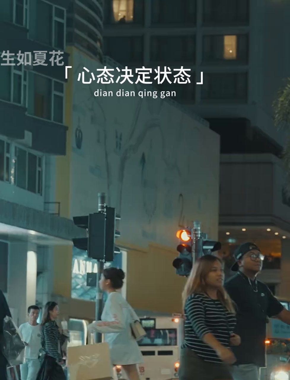 我穿高跟也穿平底,爱喝奶茶也爱烈酒,时而强硬时而柔情,能当女汉子也能扮小女人,没啥是绝对的