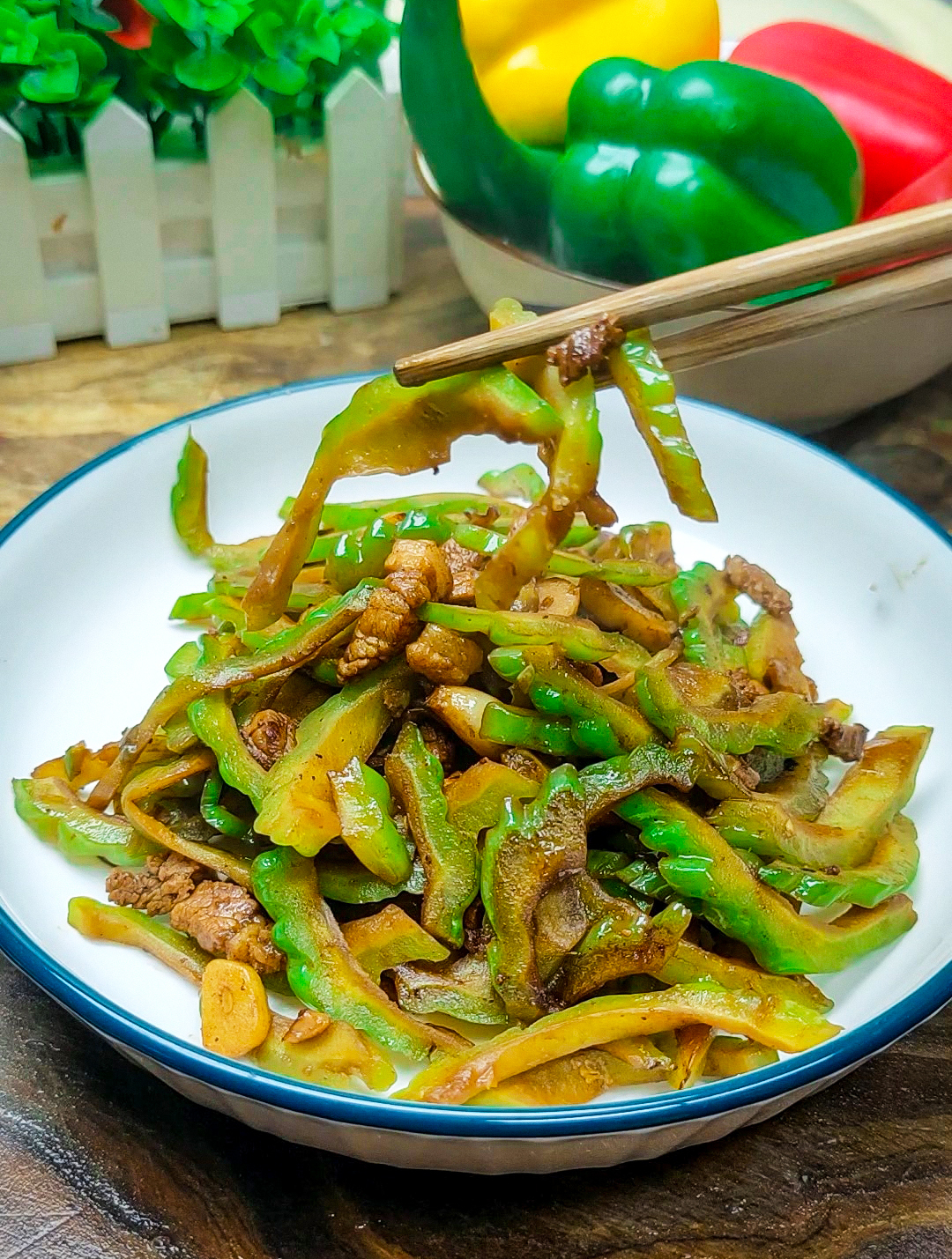 这才是苦瓜炒肉的家常做法,不焯水不过油,简单营养超级下饭