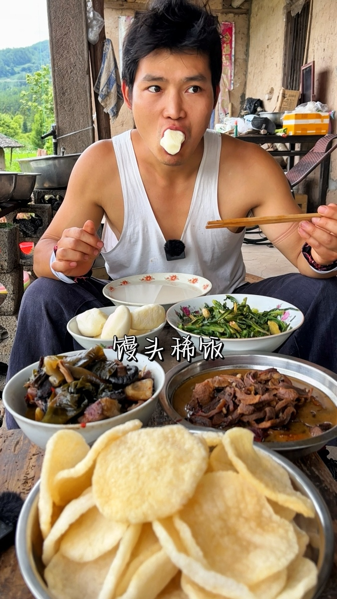 稀饭配馒头,越嚼越香,搭配点家常菜