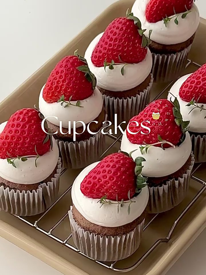 ins风草莓cupcakes,跨年仪式感甜品