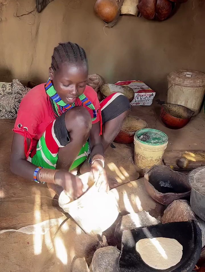 非洲原始部落摊煎饼,也不怕烫得慌,没有使用工具
