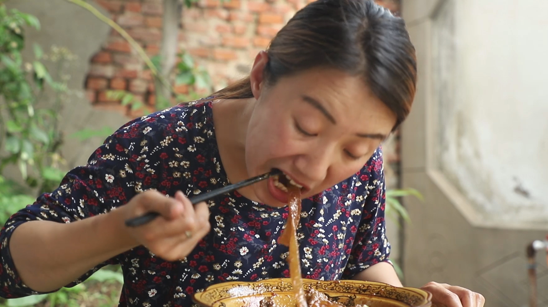 去地里摘完玉米,中午回家炒牛肉来补充能量,下午撸起袖子接着干