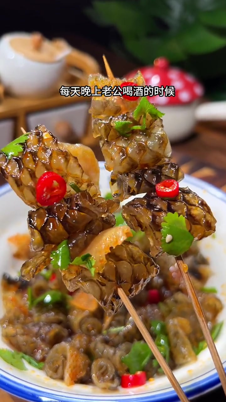 聪厨家的鱼皮卷麻辣爽脆,配粥下酒做零食当宵夜都不错