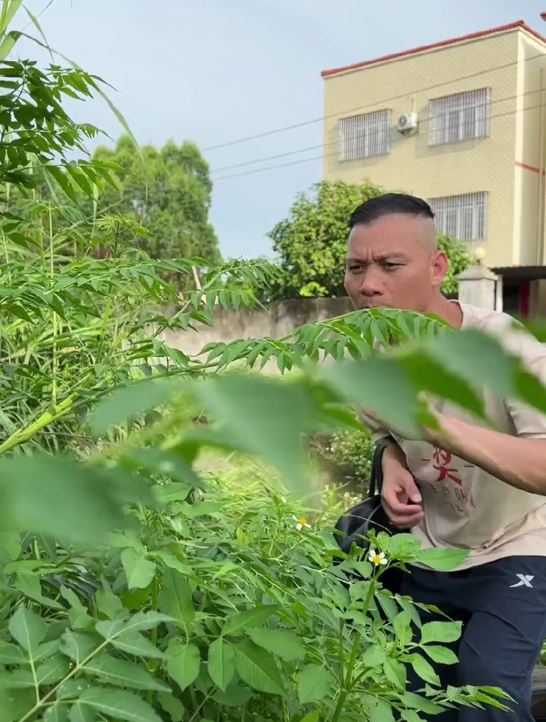 这个员工又背着老板给鱼人家。搞笑 陈大胆