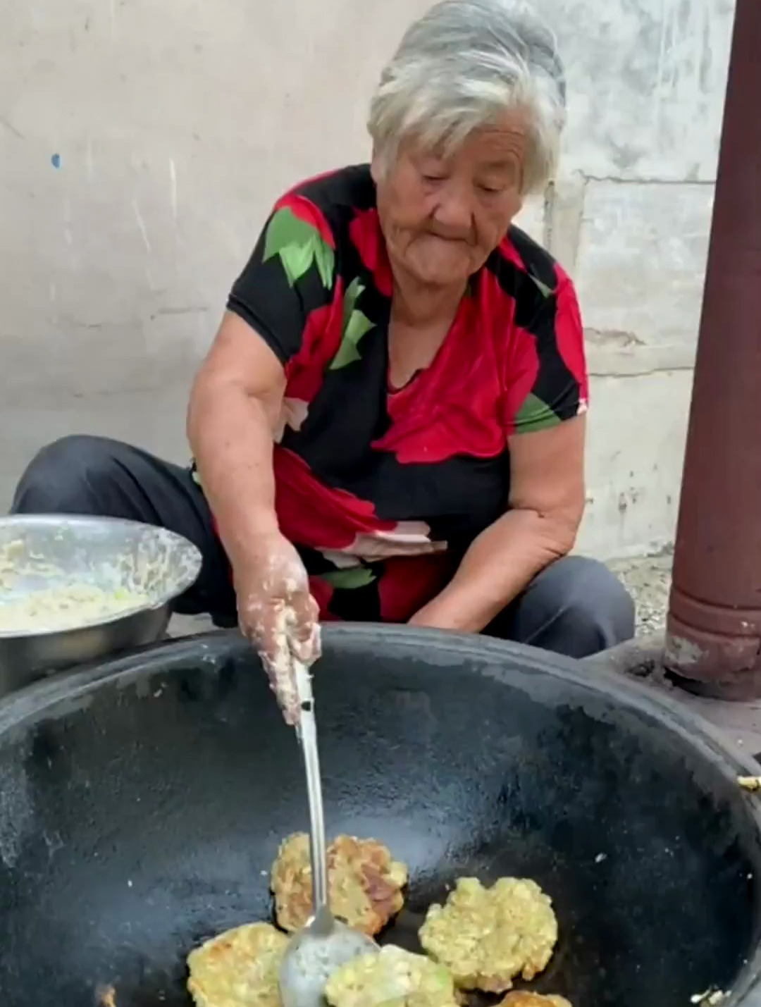 今天奶奶做了好吃香煎茄子饼,蒸的地瓜叶,味道简直太棒了!