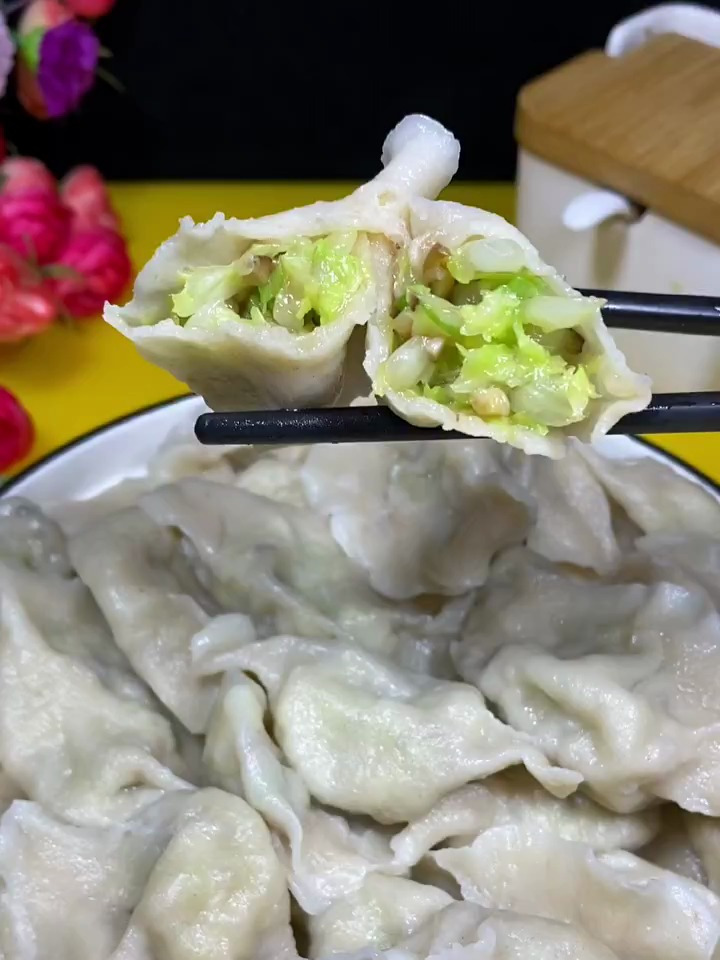 白菜素馅饺子调制方法!