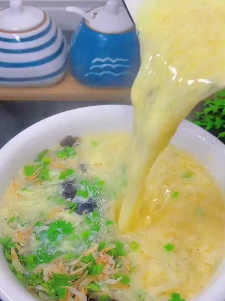 紫菜虾皮蛋花汤这样做,鲜香嫩滑,孩子连喝三碗都不够紫菜