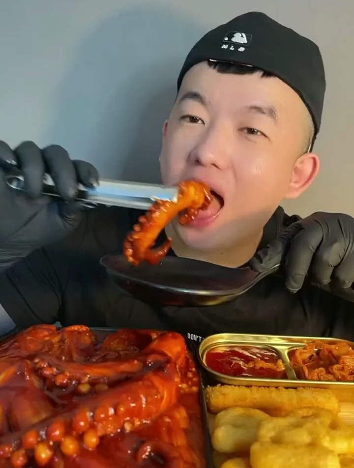 深夜声控咀嚼韩式章鱼足 拉丝棒 请带好你的耳机哟