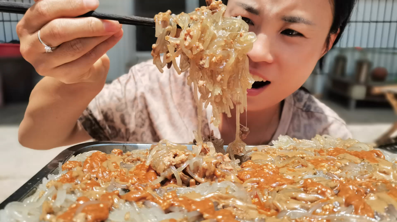 1斤粉条半斤肉,农村媳妇做东北菜红薯焖子,大口啃洋葱太过瘾!