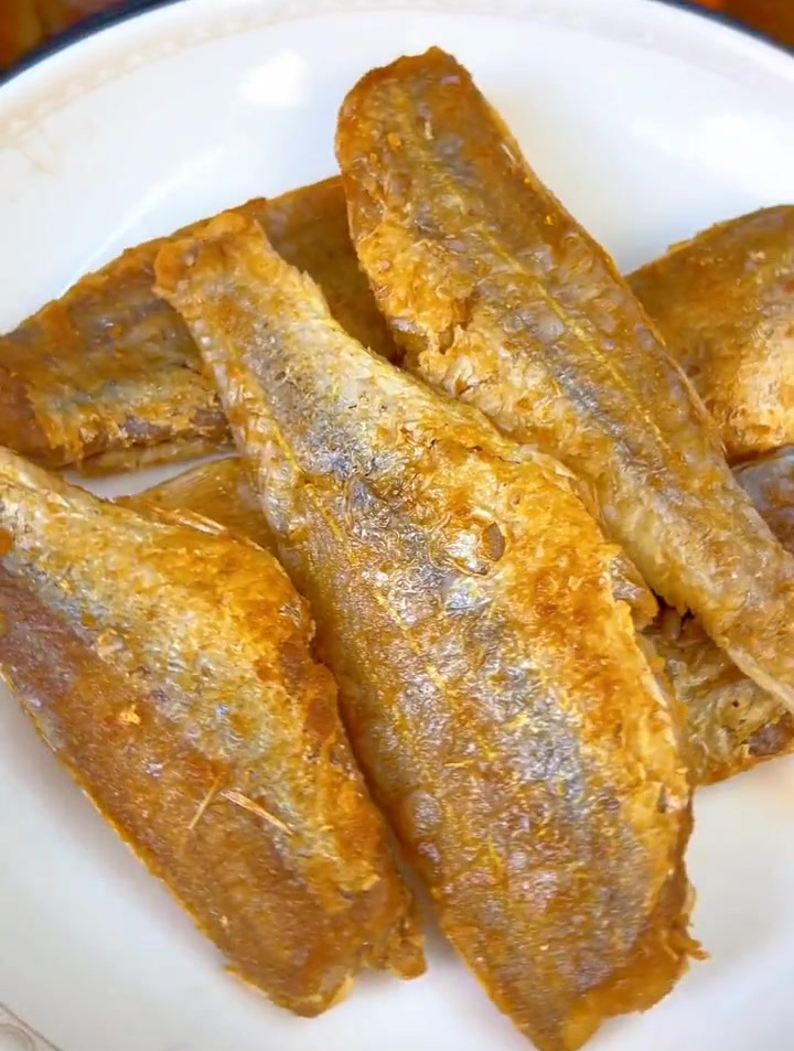 香煎红杉鱼是广东的一道特色美食,肉质紧实,咸香有嚼劲