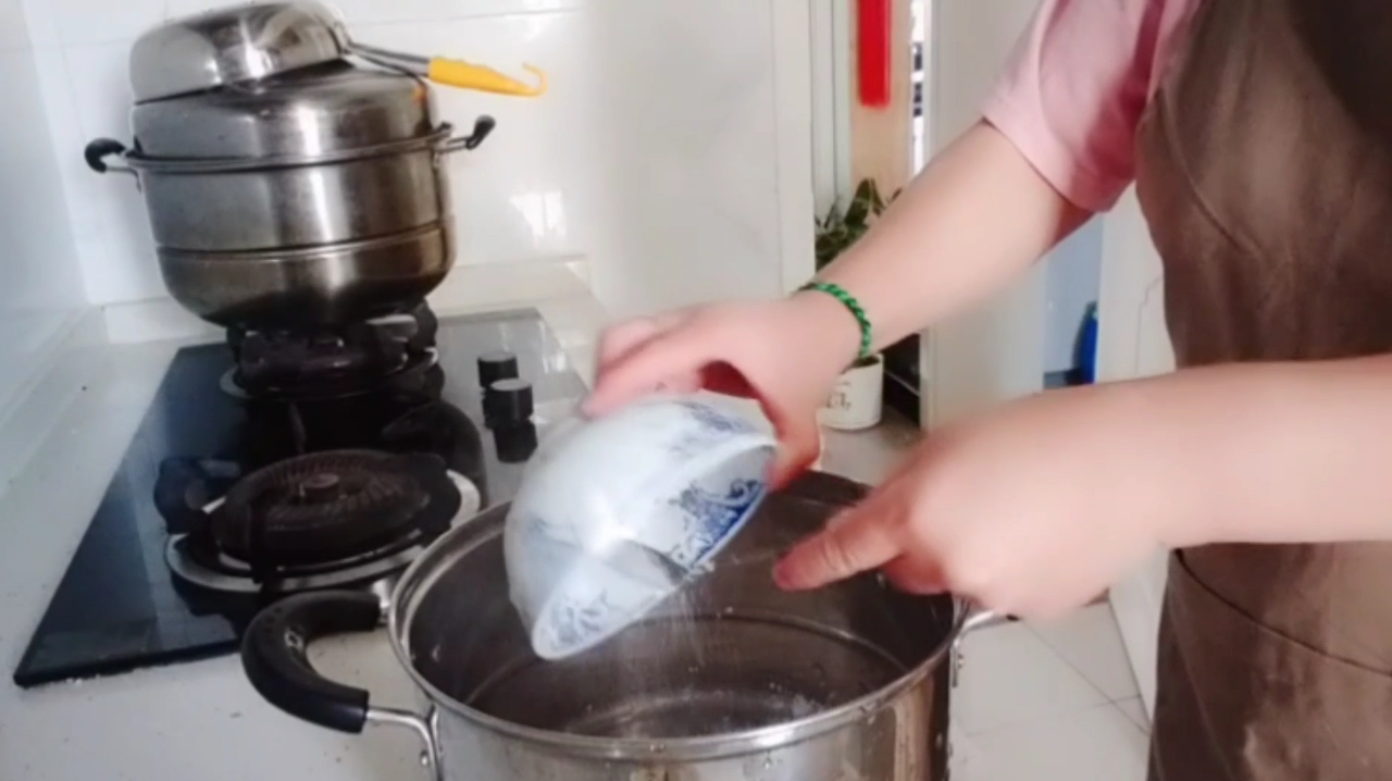 今天教大家在家做红薯粉小漏雨的做法,经济又实惠
