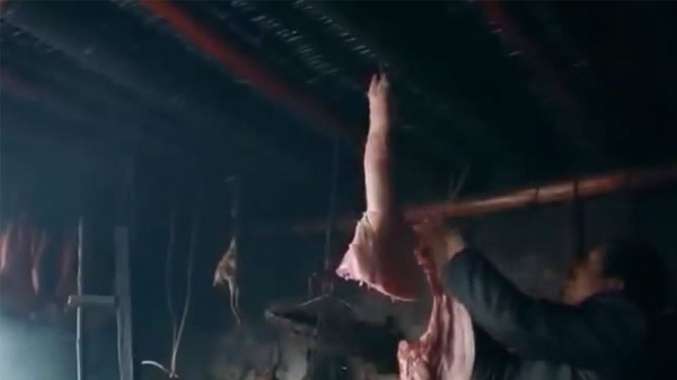 腊肉腌好挂在灶台房梁上,经过熏烤变成焦糖色,熏香溢出飘香十里