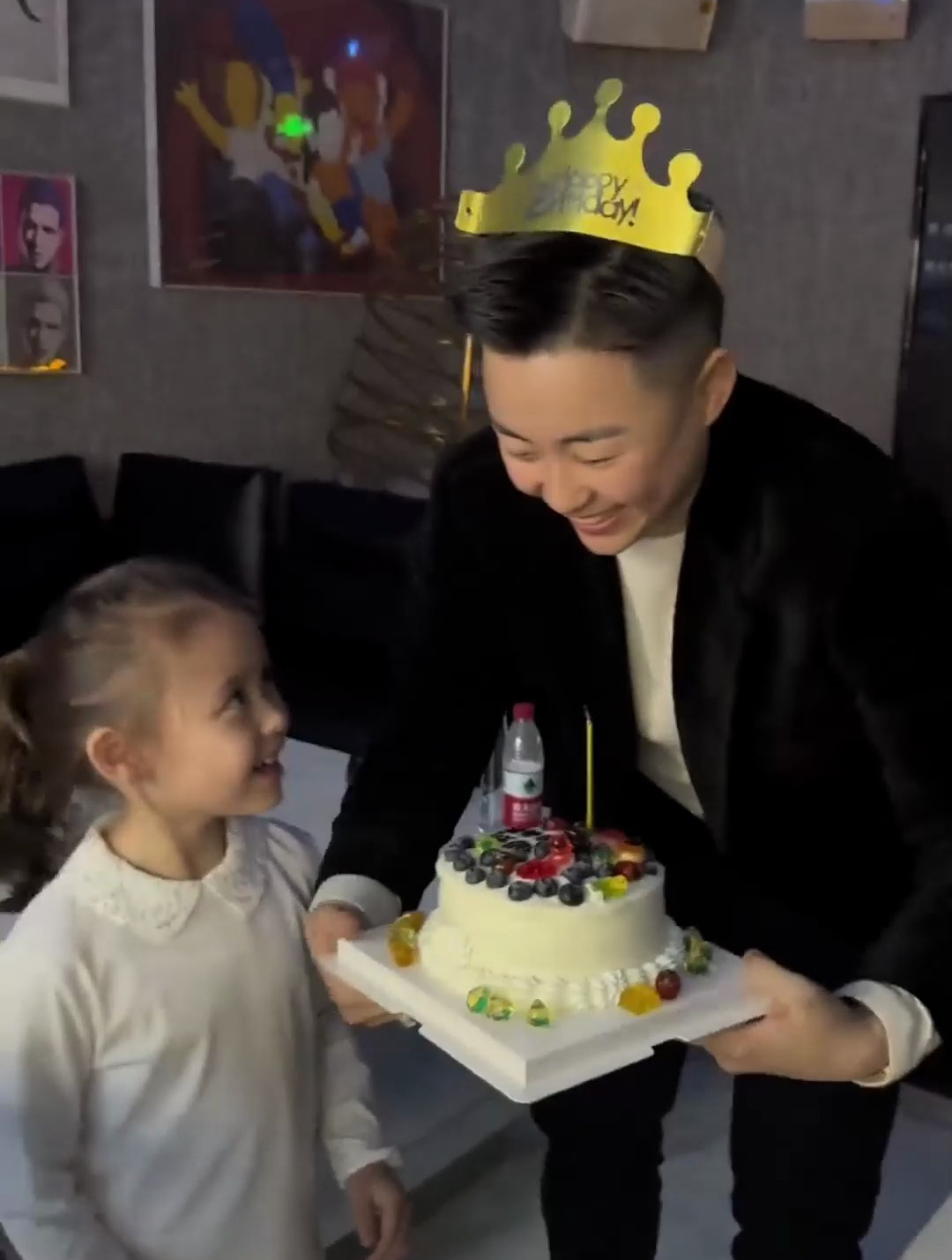醒来,妈妈发来Doris正在为我做蛋糕的视频